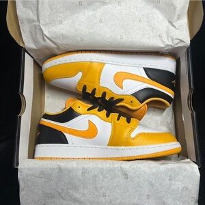 Nike Jordan 1s Taxi Whites Y7